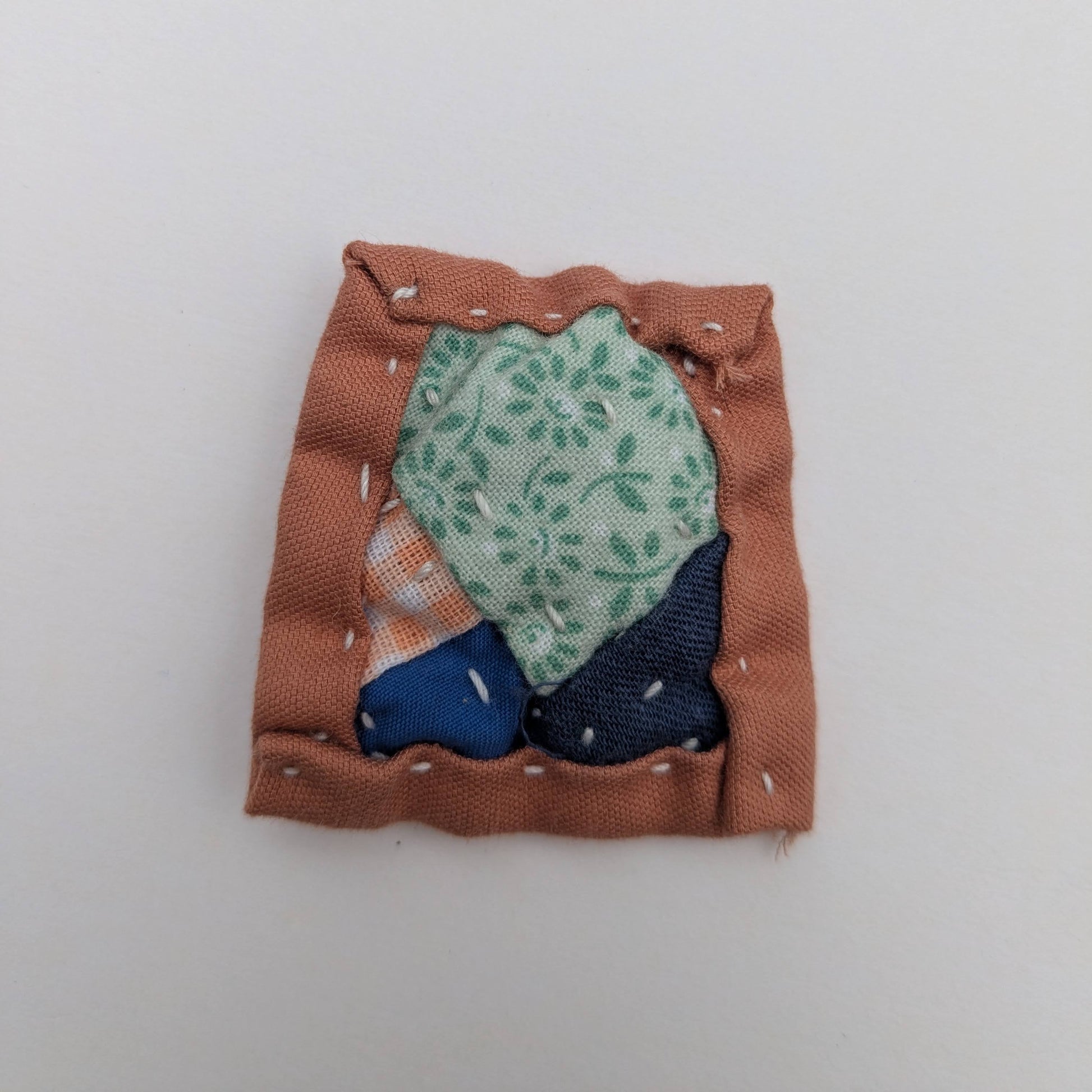 Square patchwork magnet in pink and blue